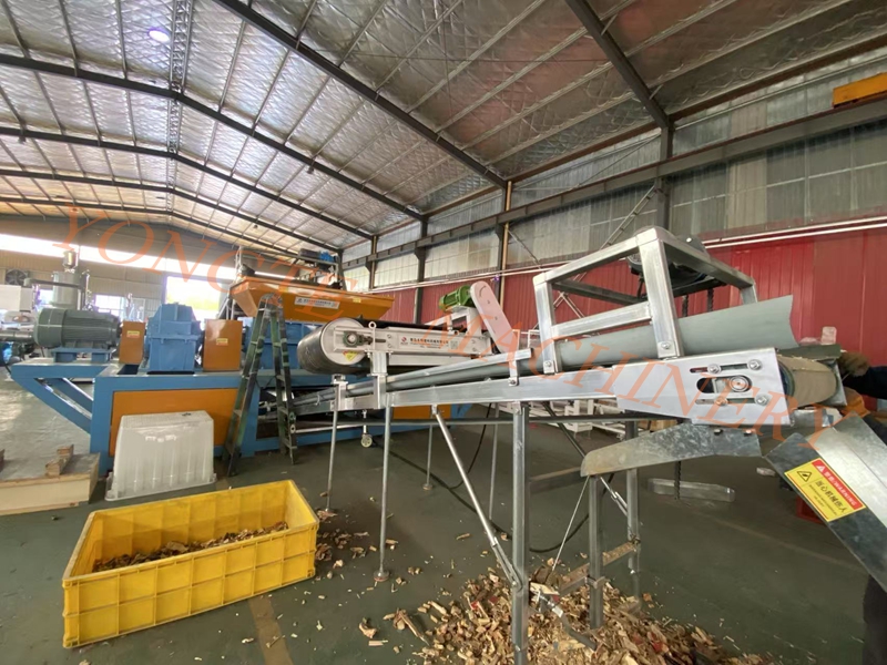 Qingdao Yongte пластыкавы здрабняльнік драўлянай машыны быў паспяхова правераны