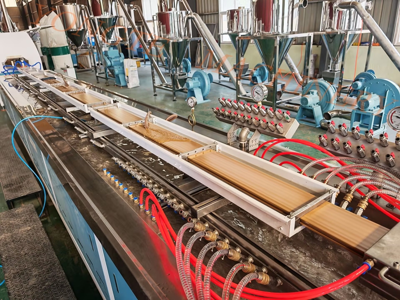 Лінія вытворчасці пластыкавай падлогі Qingdao Yongte Plastic Machine паспяхова завяршыла пробны запуск