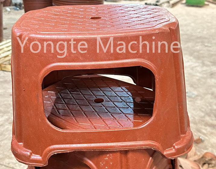 Машына з пластыкавай экструзіі і ліцця yongte ўсталёўваецца на заводзе кліентаў Афрыкі для ўтылізацыі пластыкавай страты плёнкі ў пластыкавыя вёдры, пластыкавыя басейны і пластыкавыя крэслы.