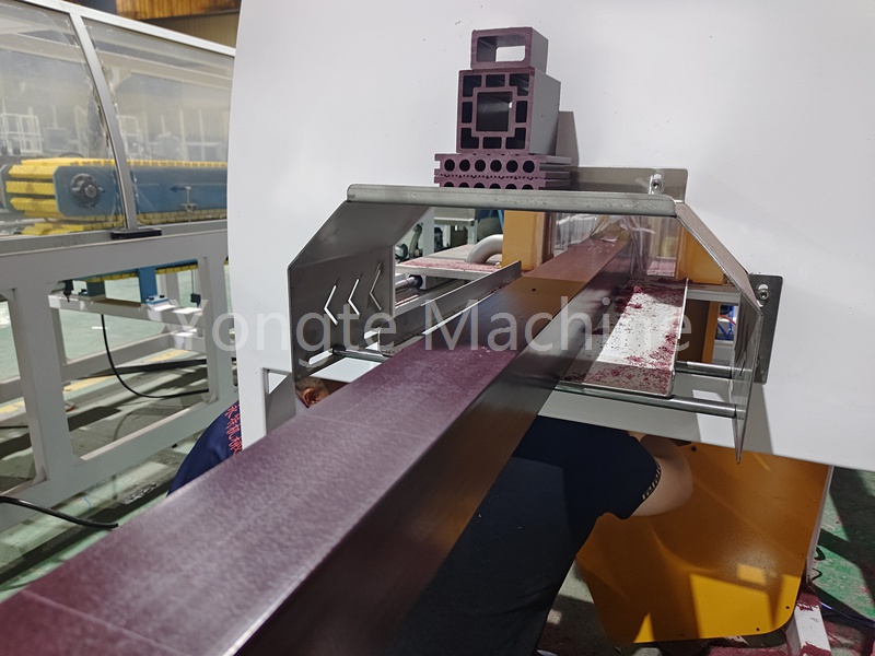 Пластыкавыя адходы ў Афрыцы складана ўтылізаваць, але лінія вытворчасці дрэва-пластыкавых калон Yongte з'яўляецца прарывам.