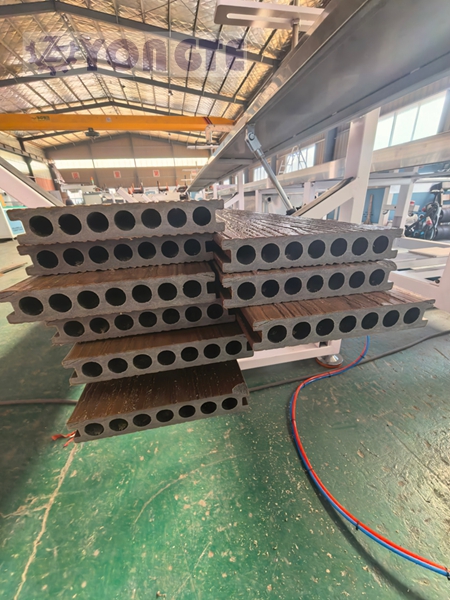 Yongte Plastic Machinery завяршае мадэрнізацыю сваёй лініі па вытворчасці 3D рэльефных драўляна-пластыкавых падлог, падкрэсліваючы яе перавагі як альтэрнатывы масіву дрэва