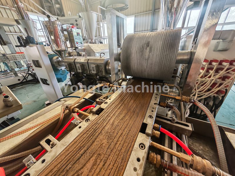 Лінія сумеснай экструзіі насцілаў Yongte WPC з онлайн-абсталяваннем для 3D-ціснення паспяхова пратэставана