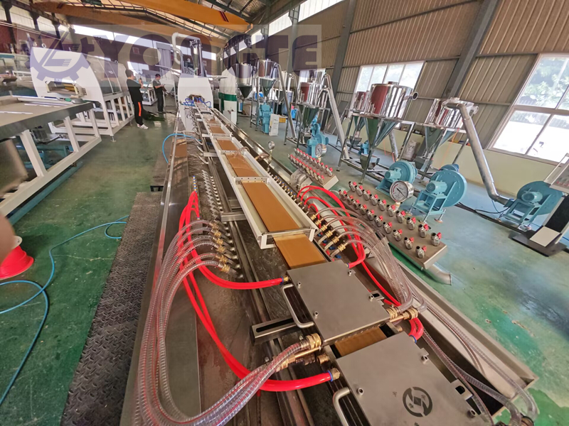 Yongte Plastics Machinery: вытворчасць падлогавага пакрыцця салона аўтамабіля з дрэва-пластыку (WPC) 