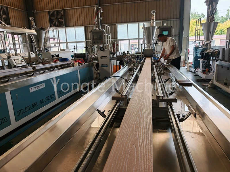 Устаноўка машыны WPC і ўвод у эксплуатацыю для заказчыка з Канады