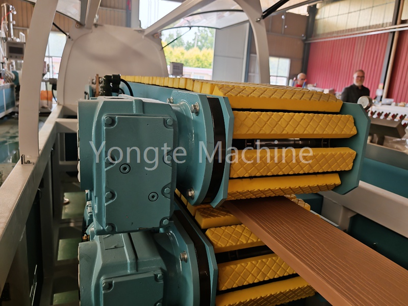 traction machine of WPC decking co extrusion line