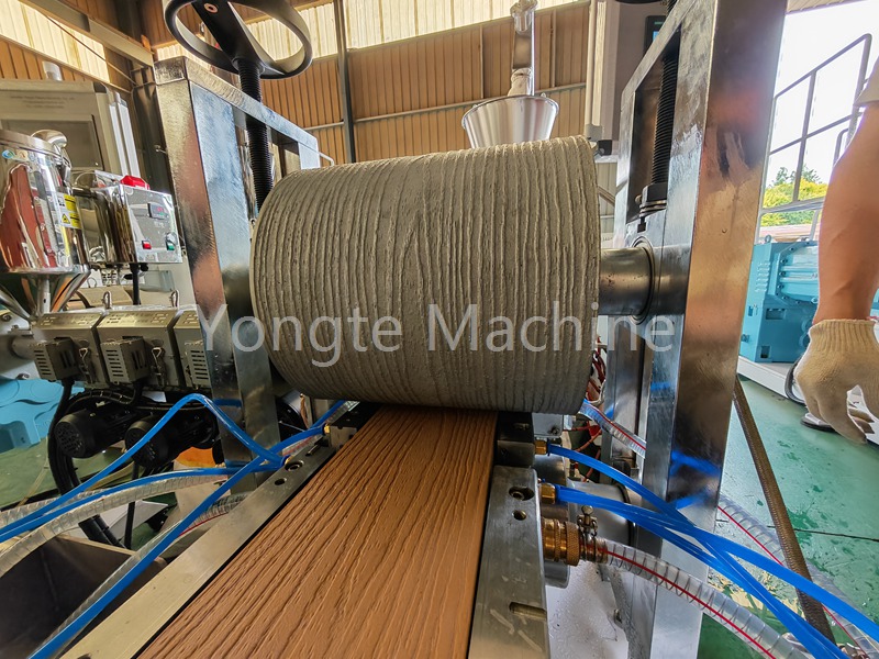 WPC co-extrusion decking online embossing