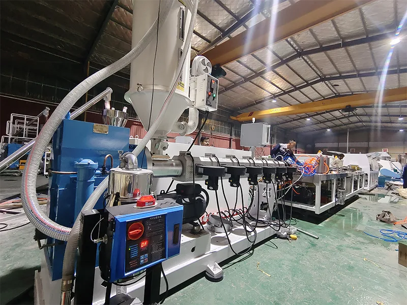 Yongte Plastic Lumber Machine для індыйскага кліента - ператварэнне пластыкавых адходаў у трывалыя профілі, альтэрнатыўныя дрэву