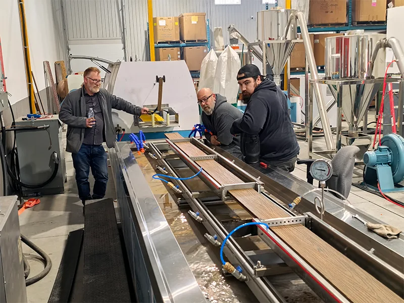 Экструзійная лінія Yongte WPC Decking: паспяховы ўвод у эксплуатацыю ў Канадзе